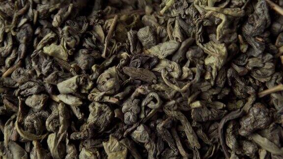中国火药绿茶特写甜点勺舀起干枯的卷叶