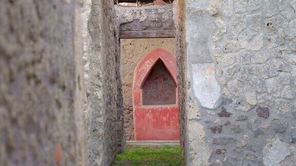意大利庞贝古城墙上的一座小红房子