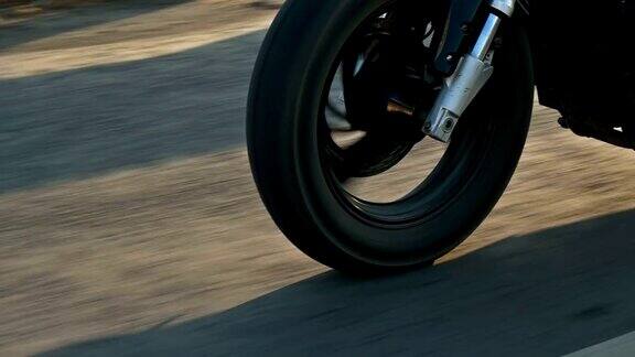 一个摩托车轮子的特写镜头在高速公路上的摩托车手