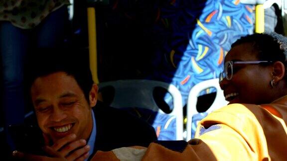 情侣在乘坐4k巴士旅行时用手机自拍