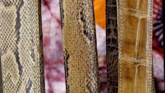 出售的男士皮带是由蛇皮制成的
