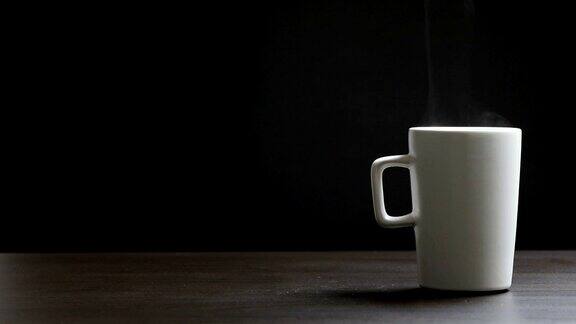 黑色背景上的热咖啡杯