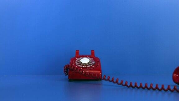旧的红色手机落到了蓝色的背景上