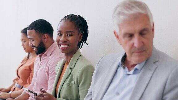 黑人女性、商务人士在办公室招聘、面试或招聘的候诊室微笑快乐的非洲女性肖像或员工在多样性或招聘过程中排成一行