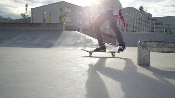 慢动作:滑板者在滑板公园里骑和跳