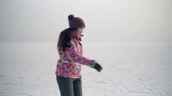 4K女孩在结冰的湖面上滑冰