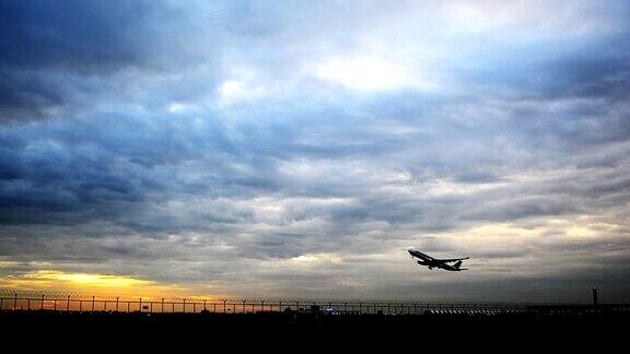 日落时分飞机从机场起飞