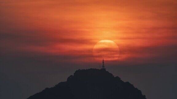 中国柳州山顶电视塔后的夕阳延时