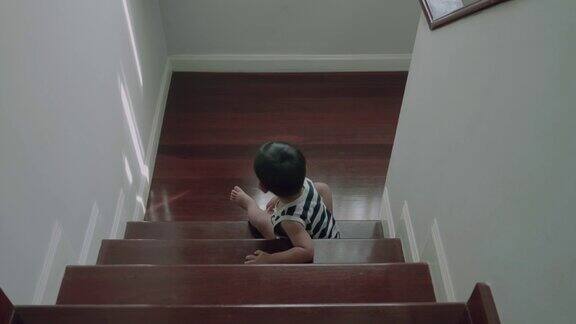 小男孩在家里走下楼梯