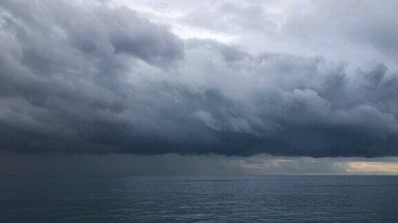 海面上的暴雨云持续时间