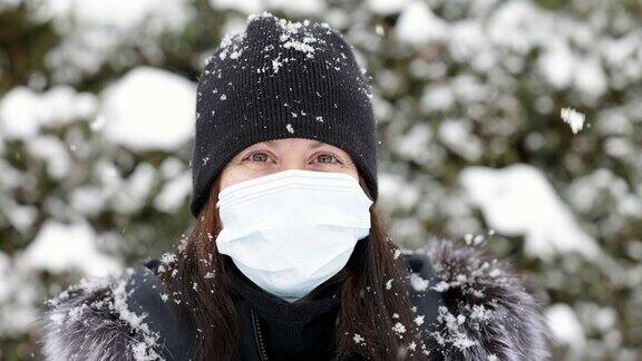 一个年轻女人在冬天戴着防护面具在户外的特写肖像