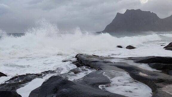 泡沫冲击着岩石海岸