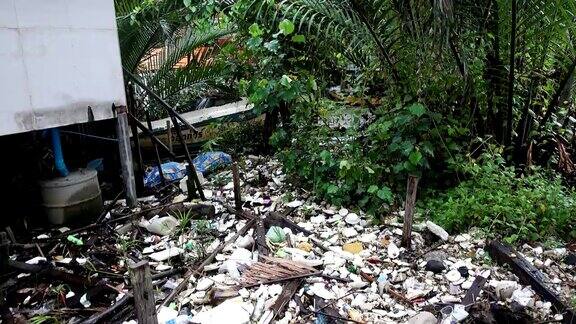 泰国沙慕普拉坎红树林的岸上垃圾