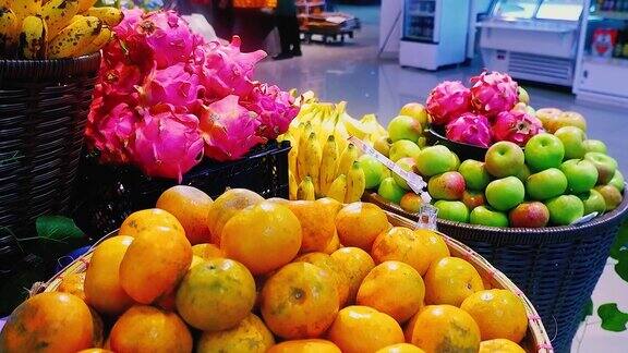 新鲜水果:超市出售的橘子、火龙果、苹果等