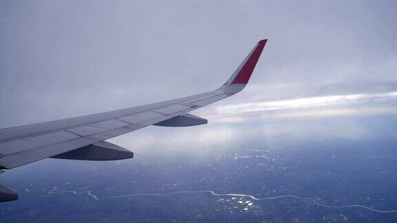 飞机机翼飞过云层鸟瞰图
