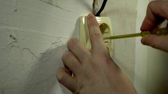 一个男人安装电源插座的特写
