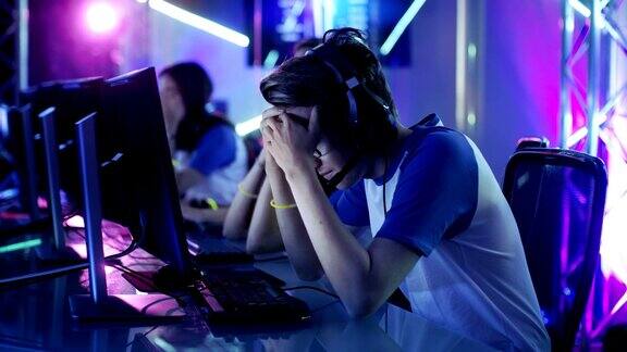 在一场网络游戏锦标赛上玩竞技电子游戏的职业电竞玩家团队他们输了Emotionaly带电的时刻