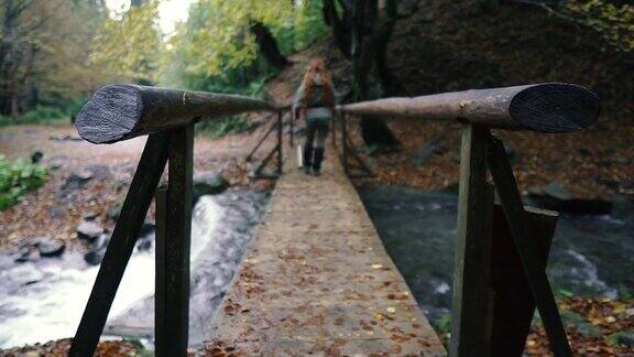 木桥女游客沿着古老的木桥走