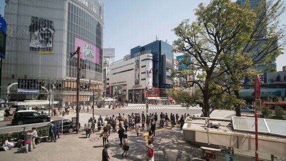 日本东京行人穿过涉谷十字路口