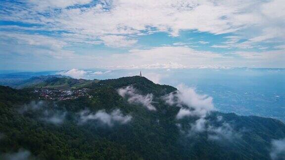 鸟瞰图的雾滚过流动在泰国北部的雨林山