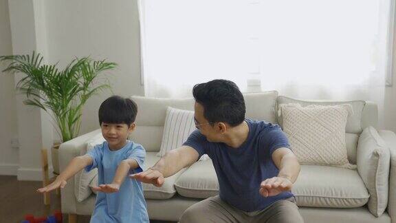亚洲父亲和儿子一起锻炼