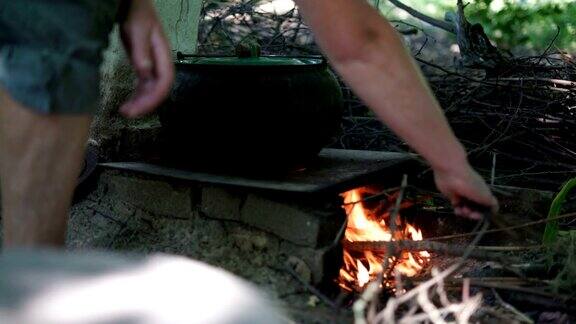 特写老妇人的手躺在干燥的漂流到乡村火炉