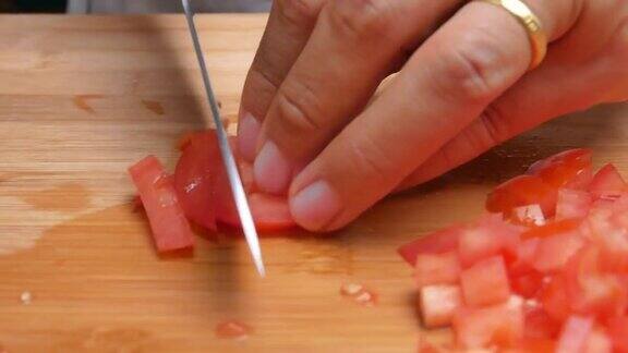 女人们在木制砧板上切西红柿准备健康膳食