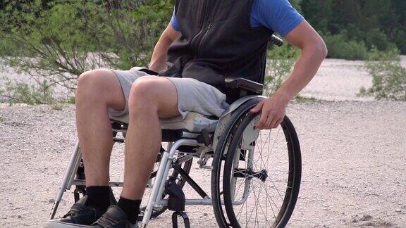 慢动作特写的残疾青年学生男子在轮椅上