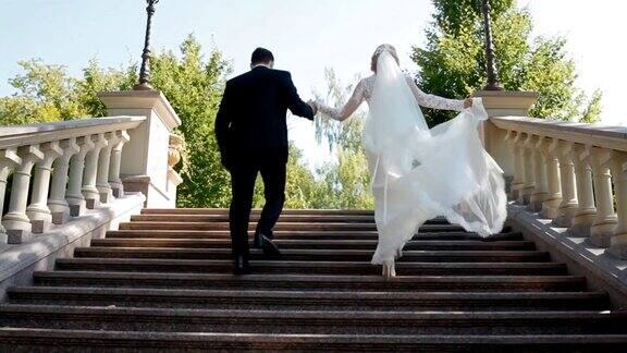 新娘和新郎跑上石阶