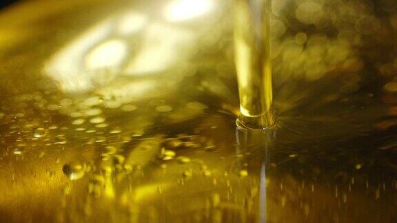 流橄榄油流着气泡