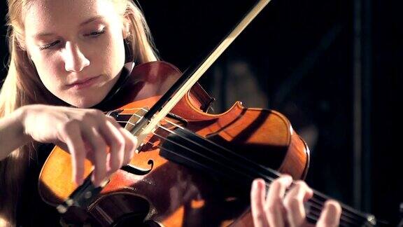 少女拉小提琴
