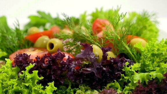 沙拉的健康食品新鲜蔬菜沙拉配西红柿黄瓜和橄榄油素食地中海式厨房