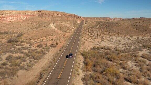 图片:黑色SUV吉普车在干燥的沙漠中行驶
