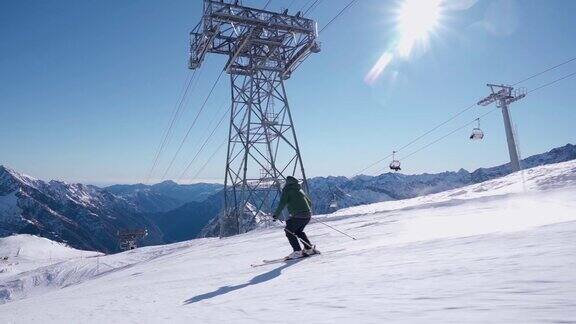 专业滑雪教练在意大利阿尔卑斯山进行速度滑雪(蒙特罗莎)