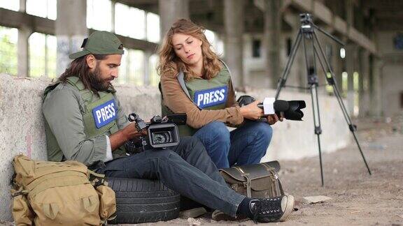 两个年轻的记者在战区休息