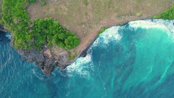悬崖与海浪撞击岩石海岸努沙佩尼达印度尼西亚