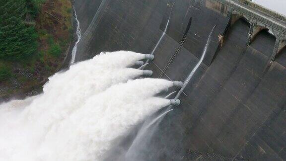 水被泵入水力发电大坝