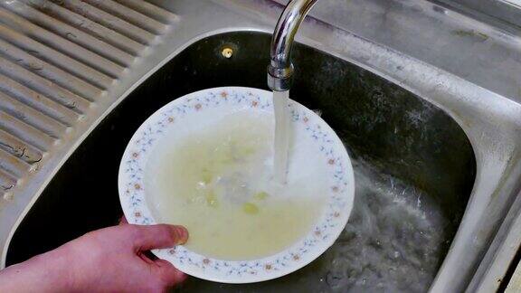 洗碗槽里的脏水