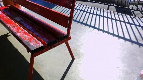 阳光下的老红色长凳慢动作