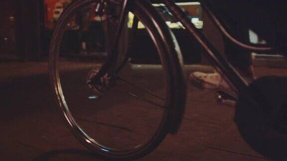 女孩们在晚上骑自行车