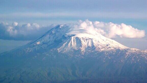 古老的亚拉腊山是亚美尼亚的象征