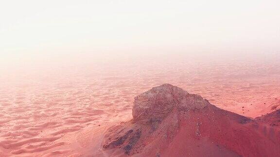 4K无人机镜头在梅里哈沙漠的化石岩高原与沙的涟漪在阿拉伯联合酋长国沙丘沙漠的狮身人面像的地质景观无人机视频