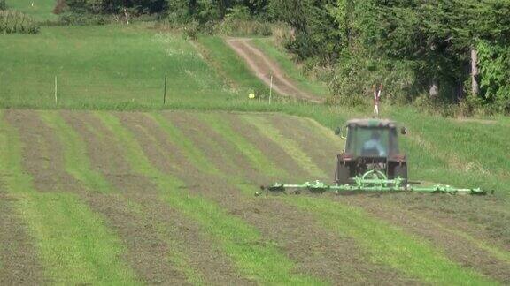 耕地式拖拉机在耕地上工作
