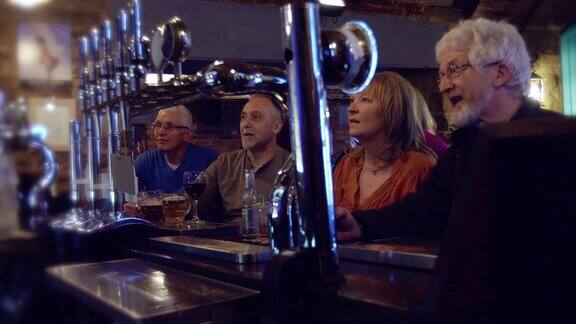 一群五六十年代的朋友在酒吧看足球