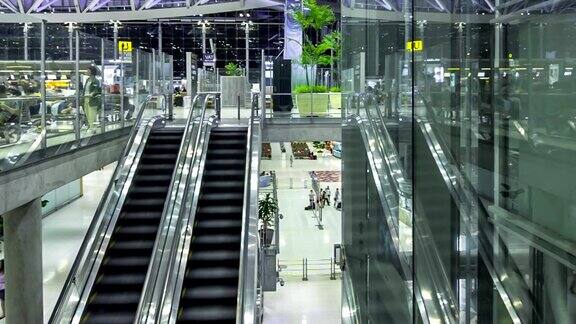 旅客在机场的自动扶梯平移拍摄时间流逝