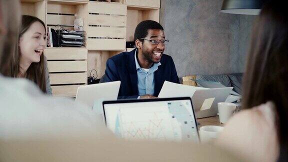 非裔美国人快乐的男性执行官在办公室会议上微笑多民族商业伙伴在阁楼共同工作4K