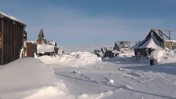 雪的废墟废弃的房子鬼城煤矿在俄罗斯最北部