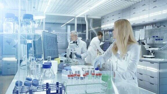 一个医学研究科学家在一个明亮的现代实验室工作的时间推移