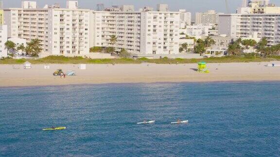 鸟瞰图迈阿密海滩海岸的皮划艇