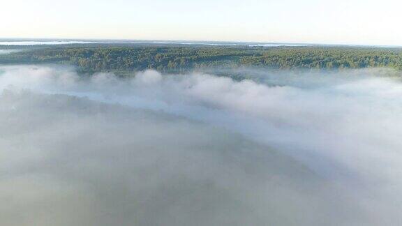 日出在伏尔加河4K鸟瞰晨雾在日出晨雾在河上鸟瞰神秘的河流日出与雾